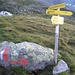 An dieser Stelle erreicht der Aufstiegsweg zum Mutterberger See den Höhenweg; man folgt letzterem Richtung Regensburger Hütte.