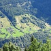 Sul lato orientale della Val Calanca appare la terrazza su cui è Braggio (raggiungibile da Arvigo con altra teleferica)