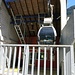Stop momentaneo della teleferica per via del vento. Nota per quelli come me "duri di comprendonio" (ho chiesto ad un burbero Grigionese e alla fine ho capito anche io): la stazione è automatica. Se vuoi salire inserisci CHF (4) o Euro; si apre il cancello e parti. La discesa è apparentemente libera (senza cancelli) ma per uscire a valle occorre pagare la corsa.
