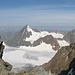 ... bis man an der Scharte im Südgrat unter dem Gipfel ankommt. Jenseits über dem Alpeiner Ferner der Schrankogel (3496m).