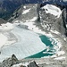 Il bellissimo <b>Chüebodengletscher</b>, a forma di conchiglia, con il laghetto proglaciale. Lo spessore medio del ghiaccio è di circa 60 m (ben superiore a quello del Ghiacciaio del Basòdino), mentre il volume stimato è di circa 4 milioni di metri cubi di ghiaccio (Fonte: Report 88015 VAW ETH Zürich).
In alto il ghiacciao sospeso del Poncione di Maniò.