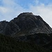 Die Steinspitze (Zoom) mit ihrem Gipfelkreuz ist Blickfang beim Anstieg zum Griesschartl. Man beachte das markante, schiefe Steinmandl im kleinen Sattel - später zeige ich [http://www.hikr.org/gallery/photo1543070.html?post_id=85160#1 es] aus nächster Nähe beim Anstieg zur Steinspitze.