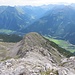 Ein letzter blick über den Südostkamm der Steinspitze hinunter ins Lechtal (tief drunten an der Latschengrenze der Wölfleskopf, 1988 m) .....