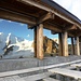 Touristenfreundliche Fenster auf dem Berghaus Diavolezza: Sie spiegeln das phantastische Panorama. 