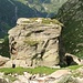 Blocco roccioso a forma di cubo a poca distanza dal Rifugio Zamboni e Zappa<br /><br />Felsblock mit Würfelform in der Nähe der Zamboni-Hütte 