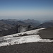 Bazardüzü - Ausblick am Gipfel. In Bildmitte ist der Süd-Gipfel (3.860 m) zu sehen, aka "Әlimpic Peak".