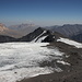 Im Abstieg vom Bazardüzü - Ausblick über den Ost-/Nordost-Grat, der die Grenze von Aserbaidschan zu Dagestan/Russland bildet. Nördlich des Grats (links) sind auch die steilen Gletscher zu erahnen.