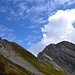 Der "obere" Altmannsattel (Bildmitte) vom "unteren" Altmannsattel fotografiert. Da frag ich mich: War man wirklich auf dem Altmann, wenn man "nur" beim Gipfelkreuz (2436m) war?