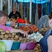 Bauernfrauen verkaufen ihr Obst und Gemüse