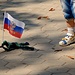 Russisches Spielzeug: Ein Soldat, der auf dem Boden herumrobbt und schiesst
