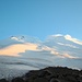 Am Abend werden die beiden Elbrusgipfel frei: Links der Ost- rechts der Westgipfel