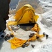 Zerfetztes Zelt an einem der Biwakplätze bei den Lenz Rocks auf ca. 4500m. Hier kann es sehr ungemütlich werden