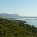 beim Aufstieg zur Straße: Rückblick auf Toulon und die Rade, vorn rechts die Nehrung von Les Sablettes, die die Halbinsel von St. Mandrier anbindet