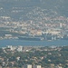 Toulon herangezoomt - in 8 km Entfernung der Flugzeugträger Charles de Gaulle, daneben ein neuerer Hubschrauberträger