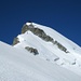 Auf dem Hohlaubgrat, vor uns die Kletterstelle (II) mit Warteschlange - anschliessend der Gipfel des Allalinhorn 4027m