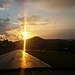 schöner Sonnenuntergang aus dem Auto heraus fotografiert