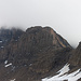 Schwarzhorn in den Wolken, rechts die grosse Chrinne, Beginn des Klettersteigs