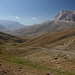 Bei Xınalıq - Ausblick während eines Zwischenstopps auf der Anfahrt zu unserem Lager am Fuß des Bazardüzü. Dessen teilweise vergletscherter Gipfelbereich ist im Hintergrund zu erkennen. Rechts sind die Ausläufer des Şahdağ-Massivs zu sehen.
