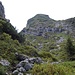Im Bereich der Abzweigung vom Weg zum Schibenstoll präsentiert sich der Zuestoll wenig eindrucksvoll. Der als alpine Route gekennzeichnete Steig führt hier nach rechts über einfache Felsen auf den Bergrücken hinauf.