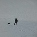 Tanja beim Aufstieg am Fixseil über den ersten Teil der Flanke zum Schneeplateau. Unten sieht man ein kleines Depot.