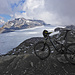 Ein Stumpy auf der Höhe. Oder wo sonst noch starten Biketouren über einem Gletscher?