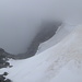 Am Grat angekommen! Rechts sieht man die Kante des Gletschers über die man von hier aus noch hinübergehen muss, um den Gipfelaufbau (im Nebel) zu erreichen.
