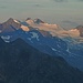 Erste Sonnenstrahlen auf den höchsten Stubaier Gipfeln; in Bildmitte das Duo Zuckerhütl/Pfaffenschneide.