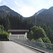 In Lähn gez über diese Brücke. Vor diesem Gebäude nach rechts, dann einen Feldweg nach links