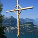 neues Kreuz bei Spitzeren; mit Blick gegen Niderbauen und Seelisberg