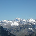 Aussicht vom Gipfel: Bildmitte hinten: Mont Blanc 4810 m, zwischen diesem und rechtem Bildrand: müsste Le Pleureur 3704 m sein