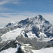Aussicht vom Gipfel: Links (schneebedeckt) Bishorn 4153 m, rechts Weisshorn 4506 m, und unten (etwas im linken Bildteil) Pigne de la Lé 3396 m
