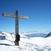 Das schöne Gipfelkreuz auf dem Piz Sardona (3055,8m). Links ist der Ringelspitz / Piz Barghis (3247,5m), der höchste Sankt Galler.