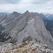 Gipfelpanorama West, von links: Pfeiser und Rumer Spitze, Stempeljoch, Stempeljochspitze, Lafatscher, Mitte rechts im Hintergrund Zugspitze