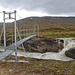 Brücke über den Låttrojåhkå mit dem Schmelwasser von den riesigen Gletschern am Sulitjelma Massiv