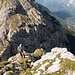 Nach der ersten Seillänge hat man die Schlüsselstelle (V-) schon hinter sich und erst einmal wieder Gehgelände vor sich. 