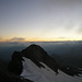auf dem SW-Gipfel des Wildhorns, noch vor dem Sonnenaufgang, im Vordergrund der NO-Gipfel