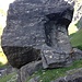 Bei diesem riesigen Felsbrocken in Vanzela vom Talweg rechtwinklig nach rechts oben steigen.