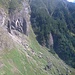 Situation in Vanzela: unten der Felsbrocken, links der Bildmitte die Felswand mit den gelben Markierungen, in der Mitte die Rinne und rechts die im Norden bewaldete Flanke von Piazza.