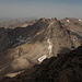 Sabalan - Ausblick zum benachbarten Heram Dagh mit mehreren Gipfelzacken, die allesamt deutlich über 4.000 m hoch sind. Beeindruckend ist auch die hier nur zu erahnende Rotfärbung an dessen Westflanke (rechts).