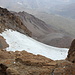 Sabalan - Tiefblick am steil abbrechenden nördlichen Kraterrand über einen kleinen Gletscher. Im Hintergrund sind auch Shabil und Ghotursoui zu erahnen, etwa 2.500 m unter uns.