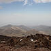 Im Abstieg vom Sabalan - Ausblick aus gut 4.700 m in etwa östliche Richtung. Während wir unter einer Wolke unterwegs sind, scheint im Umland noch immer die Sonne.