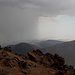 Im Abstieg vom Sabalan - Ein Gewitter mit Regenschauern zieht heran. Wenig später ist unsere linke Körperhälfe nass ...