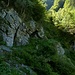 Der Weg führt oberhalb de Ri di Serenel über eine exponierte Rampe