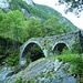 Start und Ziel - die imposante romanische Brücke über die Maggia