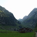 Aufstieg am frühen Morgen über die Alp Tesel - das erste Tagesziel im Blick