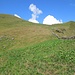 Hier geht´s hoch, an der Mauer entlang auf den GratSattel (weiße Wolke)