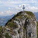 Das Gipfelkreuz der Dent de Broc vom Westgipfel aus gesehen.