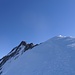 Der Gipfelgrat erscheint sehr schneidig, zeigt sich aber anschließend sehr gutmütig.