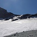 Bereits wieder am Gletscherende unterhalb des Col du Cheilon. Der Anstieg verläuft im rechten Bildteil über einen Felssporn mit 2 Fixseilen. Das erste kann links davon über steiles Blankeis umgangen werden.