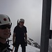 Lars und Kanu am Gipfelkreuz des Gross Düssi.<br />Mit uns kamen auch die ersten Wolken an.